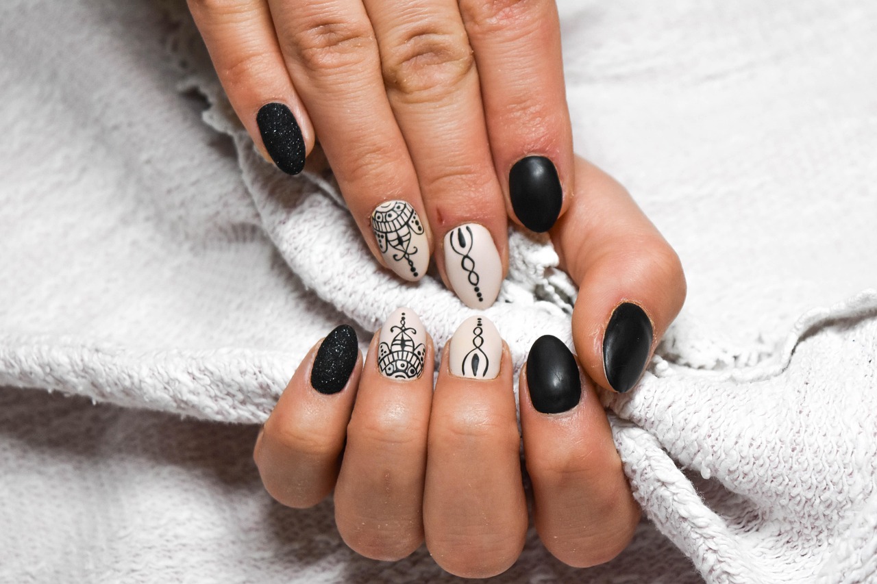 Diseño de Uñas Delicado con Detalles Finos